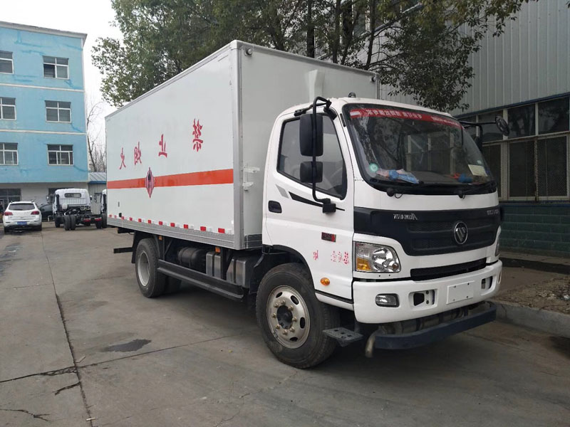 福田5.1米(6.7噸)易燃固體廂式車