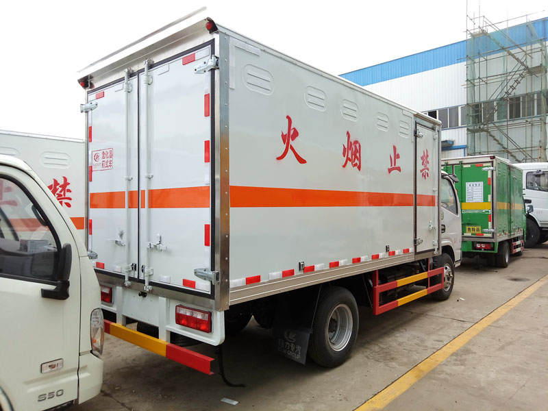 多利卡4.1米(藍(lán)牌)腐蝕品廂式車(chē)