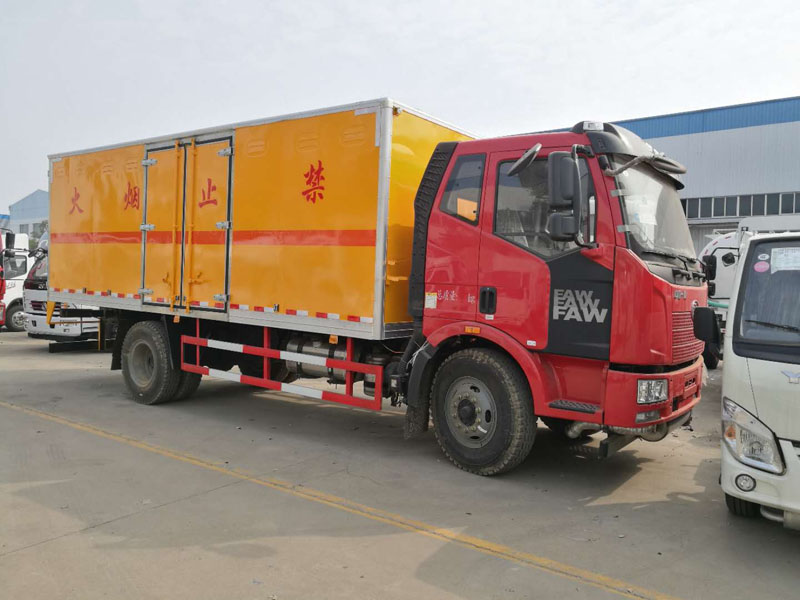 解放6.2米(10.4噸)雜項(xiàng)危險(xiǎn)品廂式車(chē)