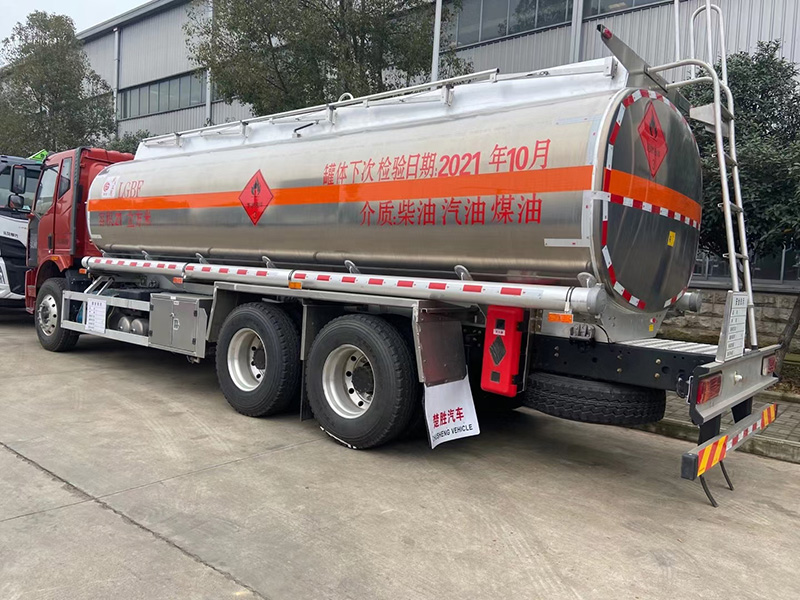 國(guó)六解放后八輪鋁合金油罐車(chē)