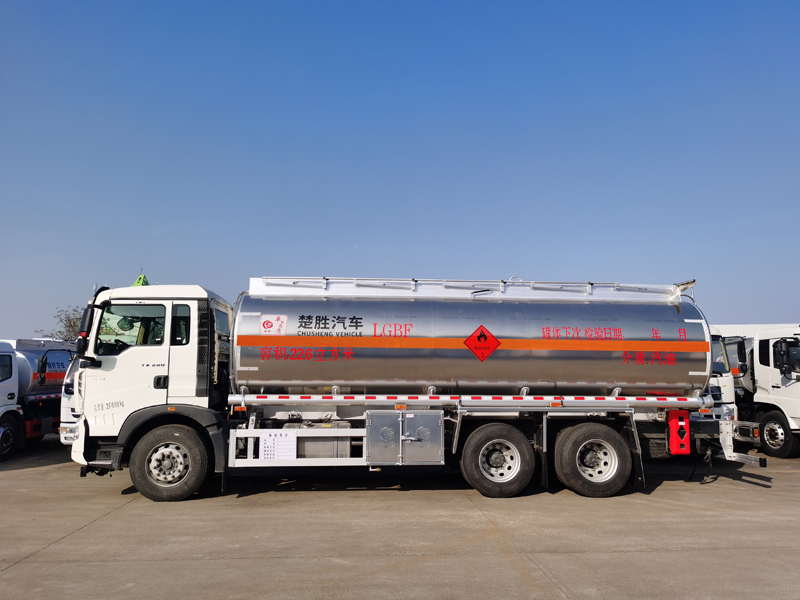 豪沃后八輪油罐車